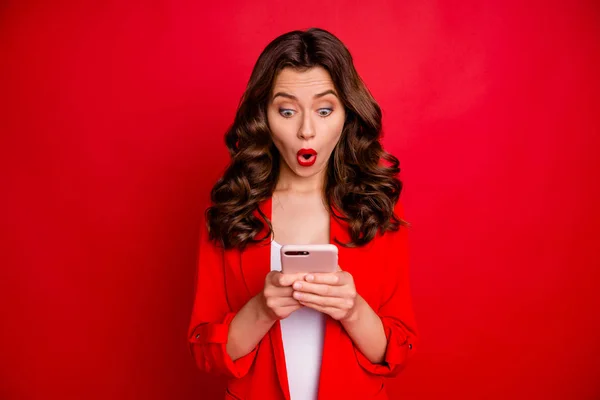 Портрет враженої жінки з використанням сучасних технологій кричущого омгу ізольовано на червоному тлі — стокове фото