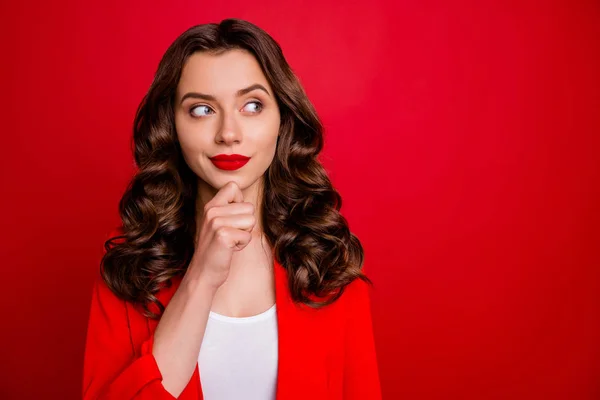 Foto de senhora bonita olhar manhoso espaço vazio desgaste formal desgaste casaco vermelho isolado borgonha fundo — Fotografia de Stock