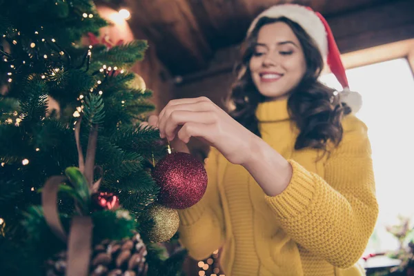 Alacsony alatti szög megtekintéséhez fotó szép bájos, izgalmas barátnője viselt sárga jumper díszítő neki karácsonyi szőr fa viselése sárga jumper — Stock Fotó