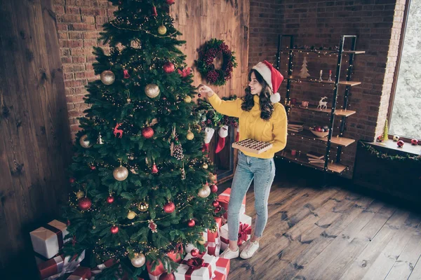 청바지 데님 옐로우 스웨터를 입고 그녀의 크리스마스 트리를 장식 데님을 입고 매력적인 귀여운 좋은 매혹적인 여자의 전체 길이 몸 크기 사진 — 스톡 사진