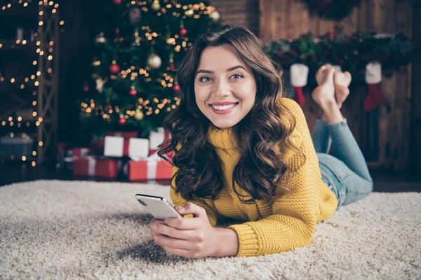 Foto von charmanten netten attraktiven wunderschönen Mädchen trägt Jeans-Jeans gelben Pullover auf dem Boden liegend — Stockfoto