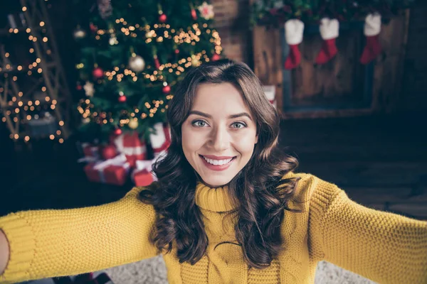 Auto-retrato de alegre regozijo menina atirando em si mesma na véspera do ano novo, enquanto vestindo jumper de malha amarela — Fotografia de Stock