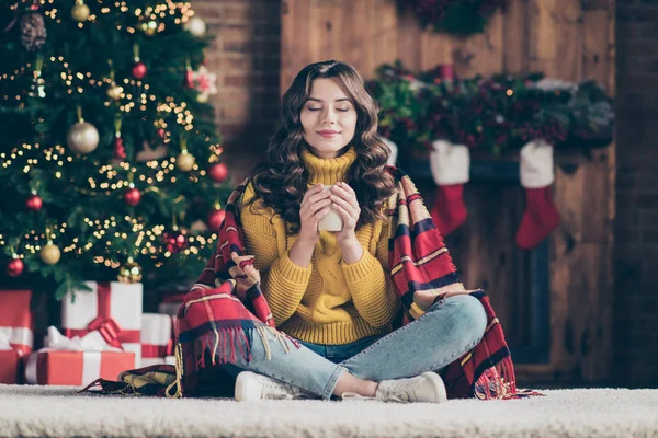 Comprimento total do corpo tamanho foto de alegre bonito engraçado funky atraente bonito menina cheirando sua bebida usando jeans Denim amarelo pulôver desfrutar de café enquanto sentado no chão — Fotografia de Stock