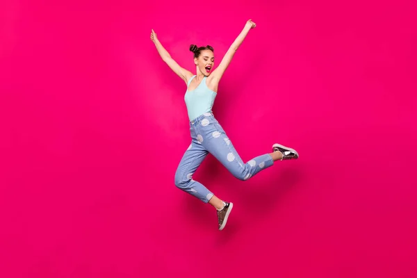 Foto de comprimento total de senhora bonito saltando alto desgaste casual roupa isolado fundo rosa — Fotografia de Stock