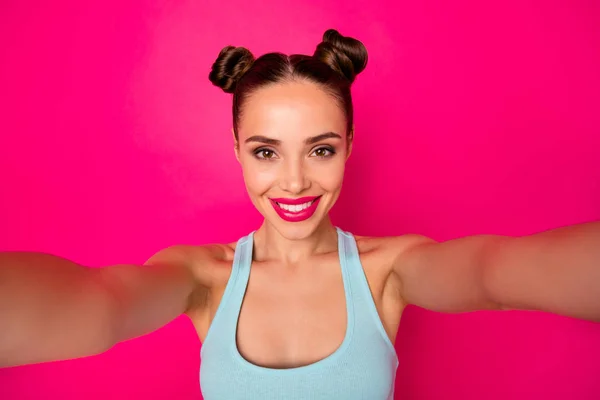 Hübsche Dame macht Selfies tragen lässiges Outfit isoliert rosa Hintergrund — Stockfoto