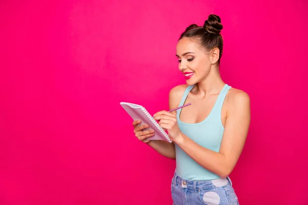 Hübsche Dame halten Veranstalter Hände, die Inspiration bemerken neue kreative Gedanken tragen lässiges Outfit isoliert rosa Hintergrund — Stockfoto