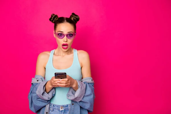 Mooie dame houden telefoon handen open mond slijtage zon specs casual outfit geïsoleerd helder roze achtergrond — Stockfoto