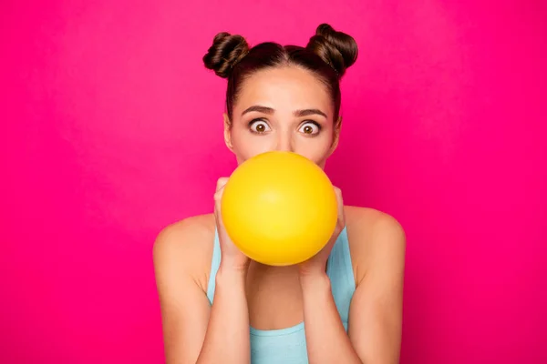 Foto de cerca de la juventud asombrada sosteniendo el globo inflando usando singlet azul aislado sobre fondo fucsia —  Fotos de Stock