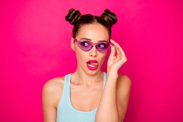 De cerca la foto de bastante joven tocando las especificaciones lamiendo los labios buscando tener pensamientos usando singlet azul aislado sobre fondo fucsia — Foto de Stock