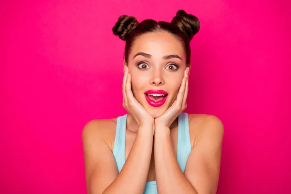 Close up photo of astonished person touching her cheeks with her palms shouting isolated over fuchsia background — Stock Photo, Image