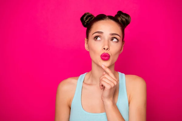 De cerca foto de una persona encantadora tocando su barbilla buscando tener pensamientos aislados sobre fondo fucsia —  Fotos de Stock