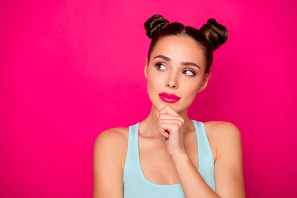 Close-up foto van schattig geconcentreerde dame op zoek hebben gedachten aanraken haar kin met vingers geïsoleerd over fuchsia achtergrond — Stockfoto