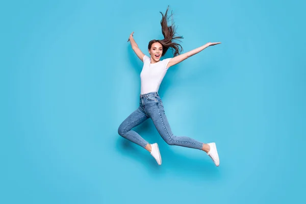 Ganzkörper-Foto von schönen Mädchen hebt Hände Arme springen schreiend isoliert über blauen Hintergrund — Stockfoto