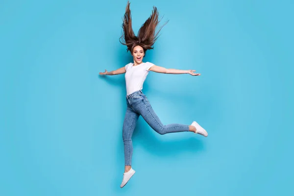 Ganzkörperfoto einer lustigen Dame, die lachend die Hände hebt und weiße T-Shirt-Jeans auf blauem Hintergrund trägt — Stockfoto