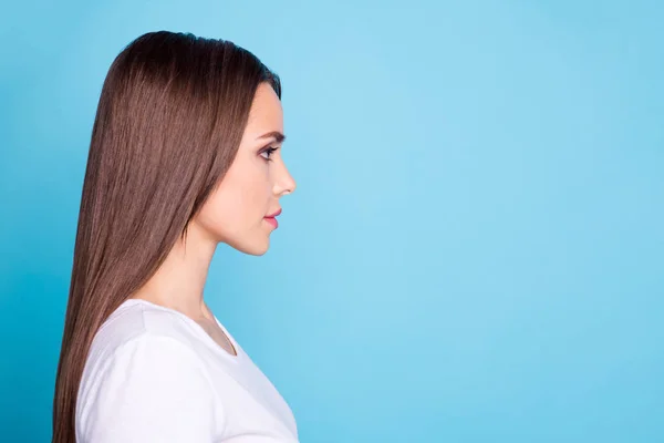 Profilo foto laterale di bella signora cercando indossare bianco t-shirt isolato su sfondo blu — Foto Stock