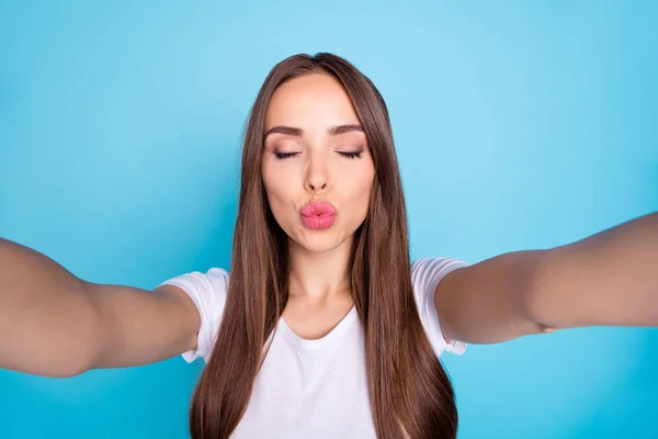 De cerca foto de linda chica haciendo foto enviando besos de aire atrayendo a su novio aislado sobre fondo azul — Foto de Stock