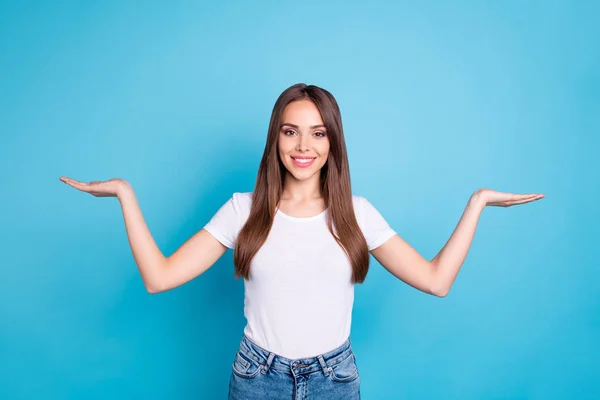 Ritratto di donna fiduciosa promozione pubblicitaria indossando jeans di jeans bianchi t-shirt isolato su sfondo blu — Foto Stock