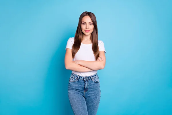 Portret van mooie Youngster met gekruiste armen op zoek dragen wit t-shirt denim jeans geïsoleerd over blauwe achtergrond — Stockfoto