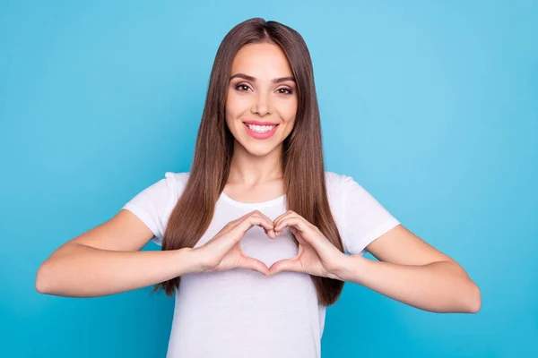 Porträtt av henne hon snygg attraktiv härlig älskvärda glada munter anbud Straight-haired Lady visar hjärtat isolerade över ljusa levande glans blå grön Teal turkos bakgrund — Stockfoto