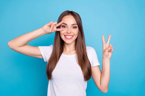 Retrato de ella ella atractiva atractiva alegre alegre alegre divertida dama de pelo recto mostrando vacaciones evento doble v-signo aislado sobre brillante brillante brillante azul verde azulado verde azulado turquesa fondo — Foto de Stock