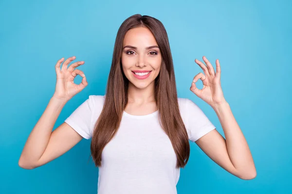 Porträtt av henne hon snygg attraktiv optimistisk positiv glad glada innehåll Straight-haired Lady visar två OK-skylt isolerad över ljusa levande Shine blå grön Teal turkos bakgrund — Stockfoto