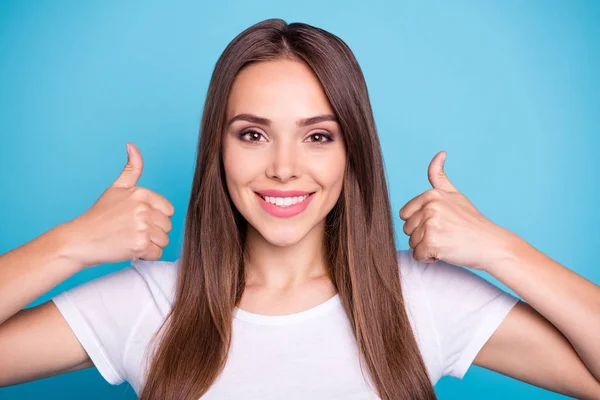 Gros plan portrait d'elle elle agréable agréable gai joyeux gai confiant dame aux cheveux raides montrant deux double pouce isolé sur brillant vif fond bleu vert sarcelle turquoise — Photo