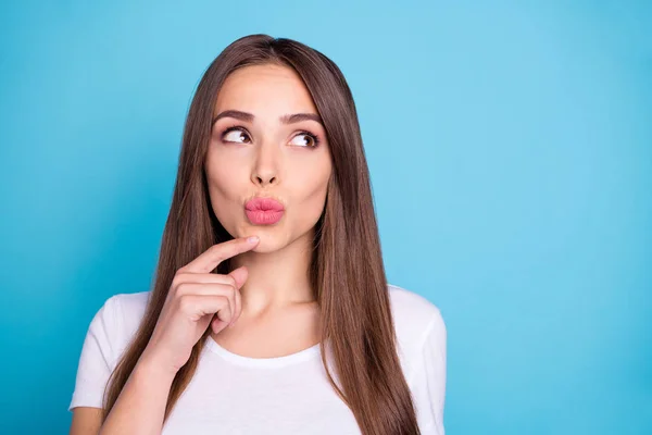 Retrato de cerca de ella ella atractiva atractiva encantadora fascinante mente pensativa femenina de pelo recto señora pucheros labios aislados sobre brillante brillante brillante azul verde verde azulado turquesa fondo —  Fotos de Stock