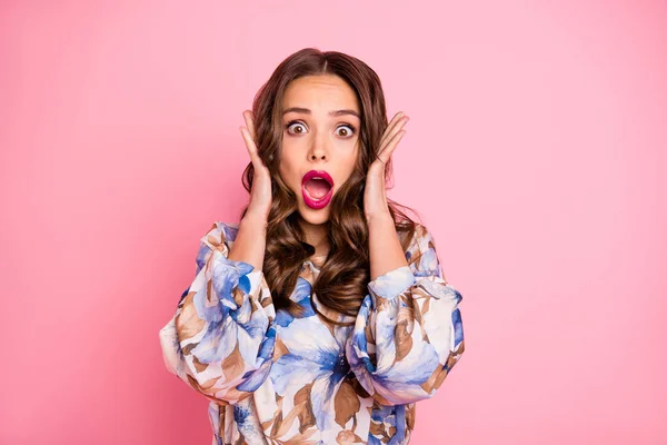 Retrato de cerca de ella ella atractiva atractiva divertida alegre alegre confundida dama de pelo ondulado mostrando asombro boca abierta aislada sobre fondo pastel rosa — Foto de Stock