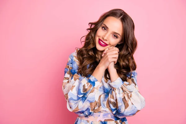 Primer plano retrato de ella ella agradable atractivo encantador dulce brillo bastante guapo adorable bien vestido alegre alegre alegre ondulado de pelo dama usando blusa aislado sobre rosa pastel fondo — Foto de Stock