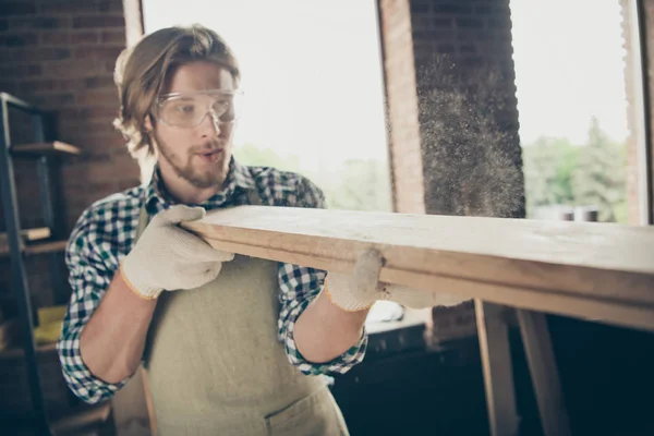 Foto von gut aussehenden Vorarbeiter Kerl Herstellung von Möbeln Analyse Materialien Qualität tragen Schutzbrille — Stockfoto