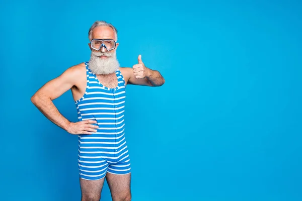 Portrait de pensionné joyeux montrant pouce en l'air approuver signe portant des maillots de bain rayés isolé sur fond bleu — Photo