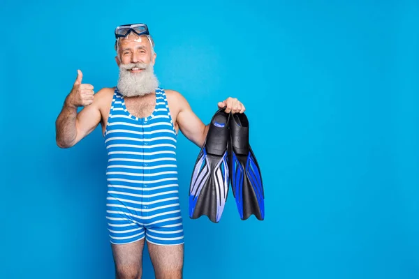 Portrait de grand-père à la retraite avec coiffure blanche tenant équipement de plongée portant costume rayé isolé sur fond bleu — Photo