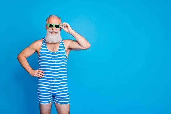 Retrato de su agradable contenido atractivo alegre alegre hombre de pelo gris pasar tiempo libre chill entretener aislado sobre brillante brillante brillo azul turquesa fondo — Foto de Stock