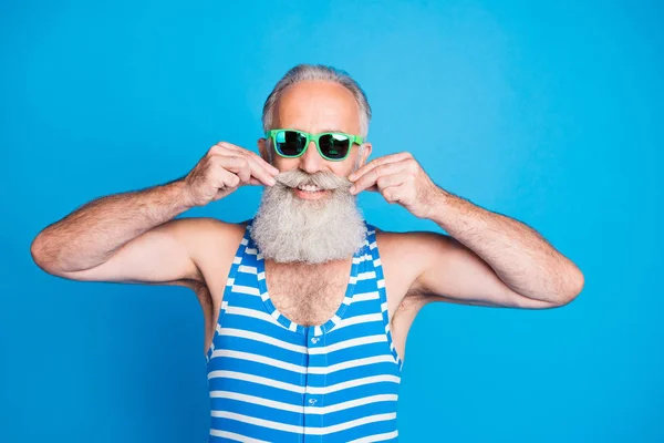 Primer plano retrato de su agradable contenido atractivo alegre alegre hombre de pelo gris tocando bigote vida estilo de vida humor funky aislado sobre brillante brillo vivo turquesa fondo azul — Foto de Stock