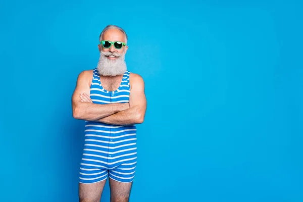 Portrait de son il agréable contenu attrayant gai homme aux cheveux gris joyeux bras croisés profitant de l'été hôtel spa station de loisirs isolé sur fond bleu turquoise brillant vif — Photo