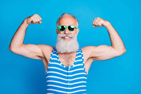 Retrato de cerca de su agradable contenido atractivo orgulloso deportivo alegre alegre alegre hombre de pelo gris entrenador instructor mostrando bíceps aislados sobre brillante brillo vivo turquesa azul verde fondo — Foto de Stock