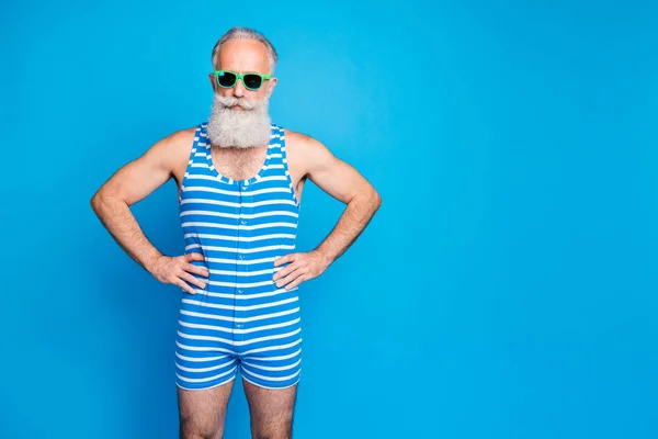 Ritratto del suo bel contenuto attraente dai capelli grigi uomo hipster mani sui fianchi estate tour isolato su brillante vivido lucentezza turchese sfondo verde blu — Foto Stock