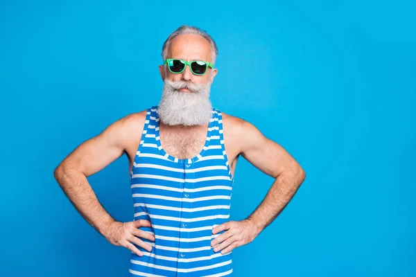 Retrato de sua ele agradável atraente conteúdo moderno funky cinza-haired homem hipster mãos turísticas em quadris isolados sobre brilhante brilho vívido azul turquesa fundo verde — Fotografia de Stock