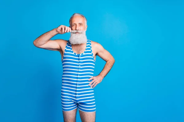 Retrato de su agradable contenido atractivo hombre de pelo gris tocando bigote en spa resort aislado sobre brillante brillo vivo turquesa azul verde fondo —  Fotos de Stock