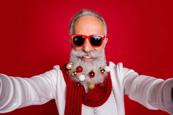 Närbild foto av glada hipster i glasögon glasögon göra foto har samling av dekorativa bollar slitage vit Jumper isolerade över röd bakgrund — Stockfoto