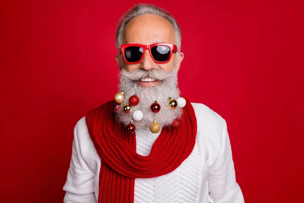 Porträtt av glad pensionär i glasögon glasögon leende bär vit tröja isolerad över röd bakgrund — Stockfoto