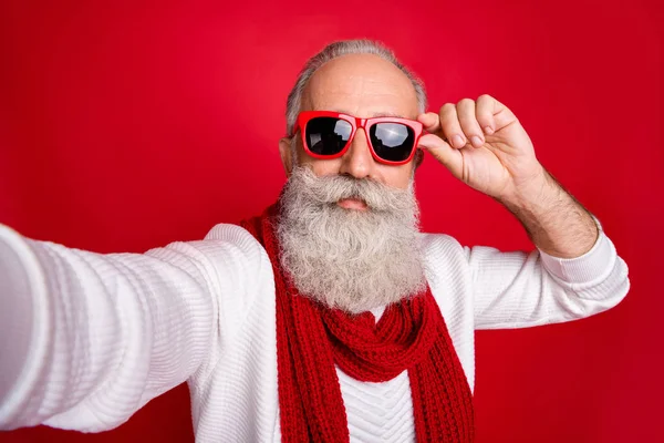 Moda idade santa homem fazendo auto fotos desgaste sol especificações malha jumper isolado vermelho fundo — Fotografia de Stock