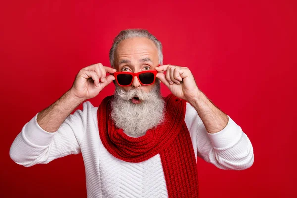 Cool åldrad Santa man läsa Xmas försäljning priser inte tro ögon slitage solspecifikationer stickad Jumper isolerad röd bakgrund — Stockfoto