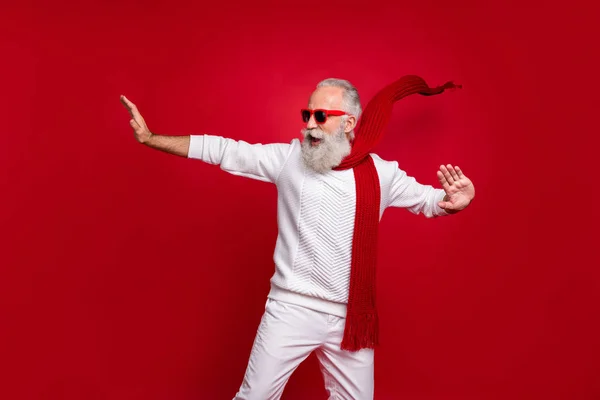 Kulüpte gençlik ile dans adam gibi Cool yaşlı santa güneş özellikleri örülmüş giysiler izole kırmızı arka plan giymek — Stok fotoğraf