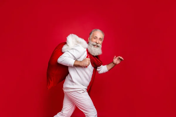 Partide Hipster üst düzey adam modern santa moda örme giysiler izole kırmızı arka plan giyen hediyeler getirmek — Stok fotoğraf