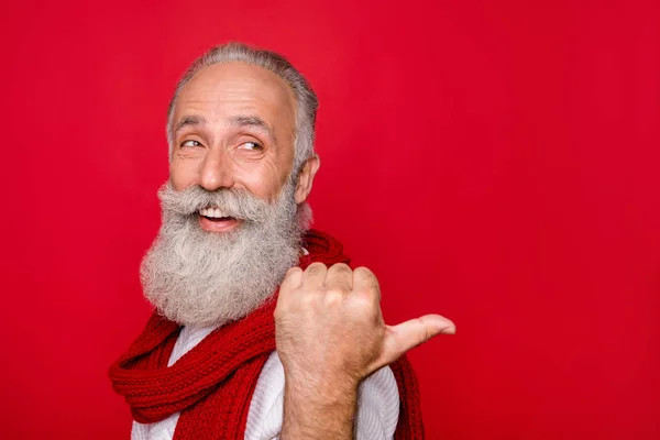 Foto de cerca de pensionista jubilado de lujo apuntando a anuncios con jersey blanco aislado sobre fondo rojo — Foto de Stock