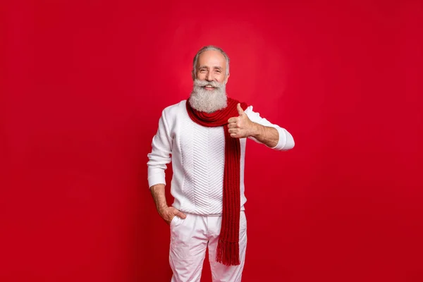 Kırmızı arka plan üzerinde izole beyaz pullover pantolon giyen kadar sembol başparmak gösteren emekli eski emekli portresi — Stok fotoğraf