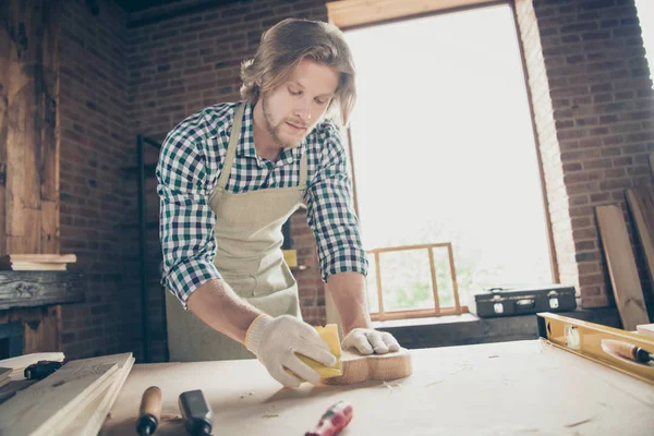 Låg vinkel bild porträtt av hans han trevlig attraktiv snygg fokuserad innehåll skickliga Guy Builder artist hantverkare göra kreativa tillbehör inredning på industriell tegel loft stil interiör arbetsplats — Stockfoto