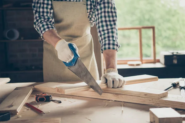 Beskuren närbild av hans han trevlig skicklig kille expert med instrument Cutter skapa nya möbler Beställ hus hem Box ram på industriell tegel loft stil inre arbetsplats inomhus — Stockfoto