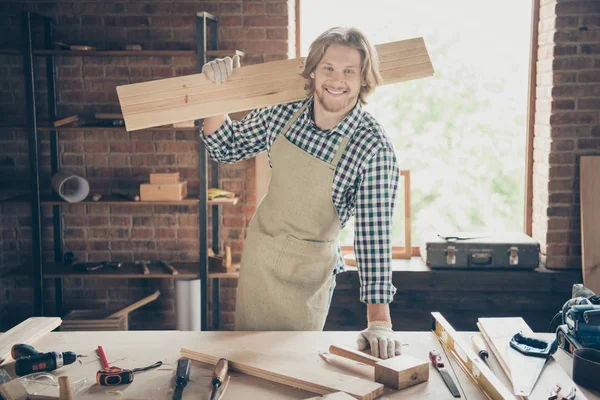 Porträt seiner schönen attraktiven schönen blonden fröhlichen zufriedenen erfolgreichen Kerl gelernter Handwerker Bauunternehmer tragen langes Brett an industriellen Ziegel Loft-Stil Innenraum Arbeitsplatz — Stockfoto